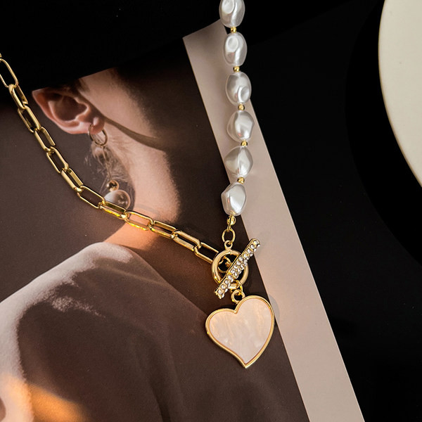 Γυναικείο κολιέ με πέρλες και μενταγιόν καρδιά