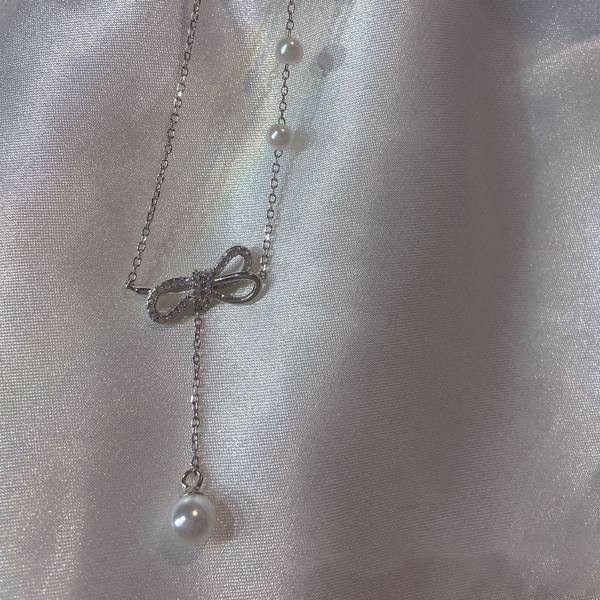 Naiste õhuke kett ripatsi ja pärlitega