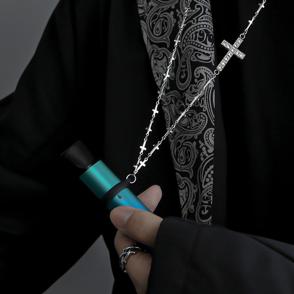 Naiste kaelakee risti ja kividega