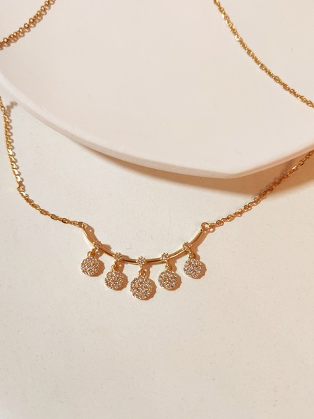 Λεπτό γυναικείο κολιέ με μενταγιόν και διακοσμητικές πέτρες