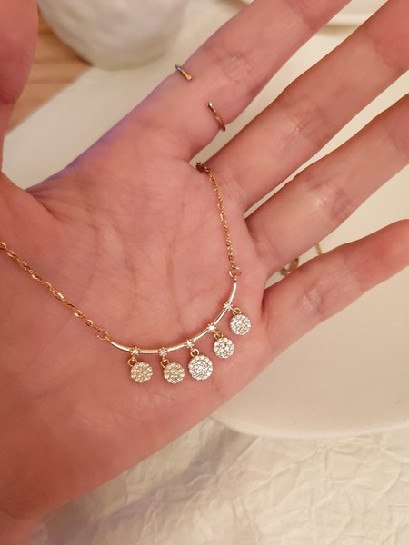 Λεπτό γυναικείο κολιέ με μενταγιόν και διακοσμητικές πέτρες