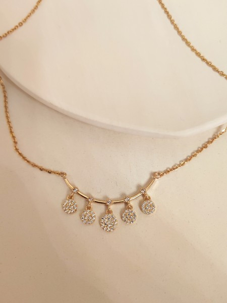 Λεπτό γυναικείο κολιέ με μενταγιόν και διακοσμητικές πέτρες