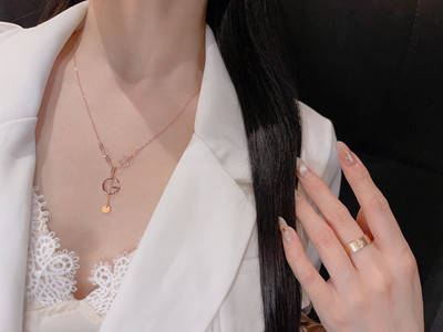 Μοντέρνο γυναικείο λεπτό κολιέ με μενταγιόν