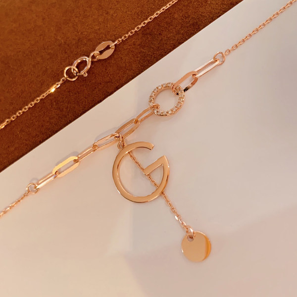 Μοντέρνο γυναικείο λεπτό κολιέ με μενταγιόν