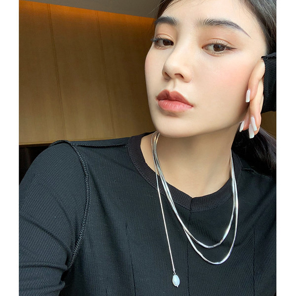 Γυναικείο κολιέ διπλό σε ασημί χρώμα