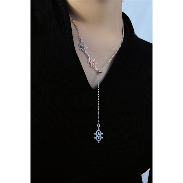 Λεπτό γυναικείο κολιέ με μενταγιόν σε ασημί χρώμα