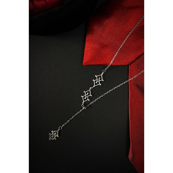 Λεπτό γυναικείο κολιέ με μενταγιόν σε ασημί χρώμα