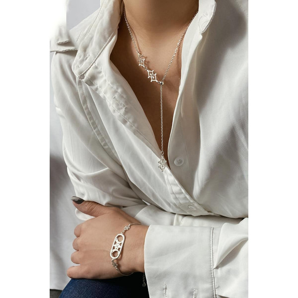 Λεπτό γυναικείο κολιέ με μενταγιόν σε ασημί χρώμα