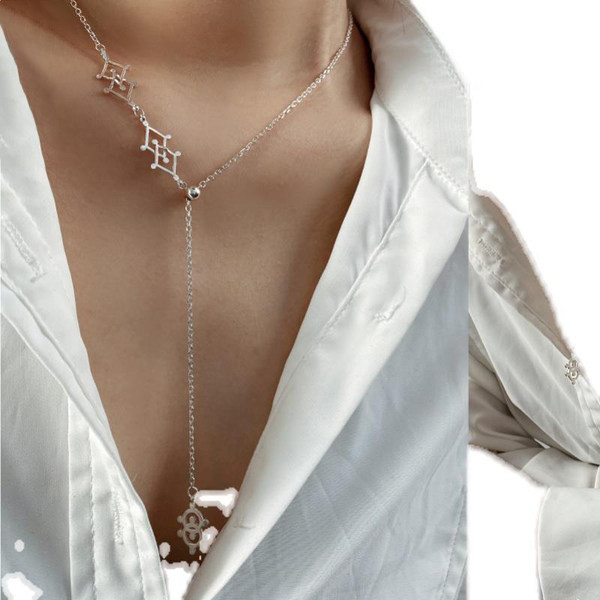 Λεπτό γυναικείο κολιέ με μενταγιόν σε ασημί χρώμα