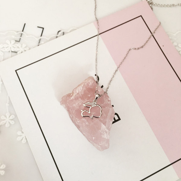 Γυναικείο ντελικάτο κολιέ με διακόσμηση κουνελιού και διακοσμητική πέτρα