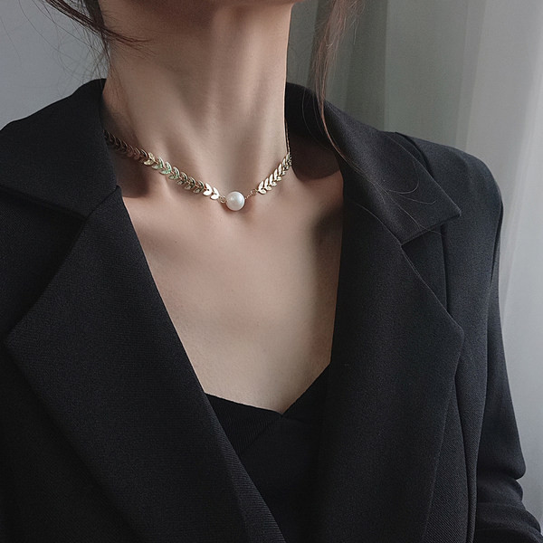 Γυναικείο κομψό κολιέ με πέρλες
