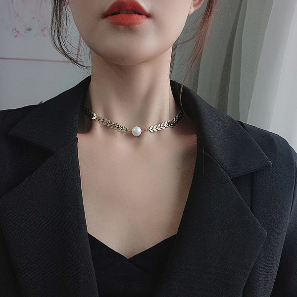 Γυναικείο κομψό κολιέ με πέρλες