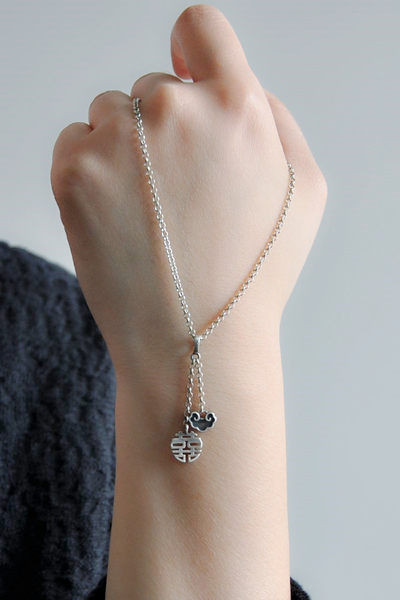 Γυναικείο μοντέρνο κολιέ με μενταγιόν σε ασημί χρώμα