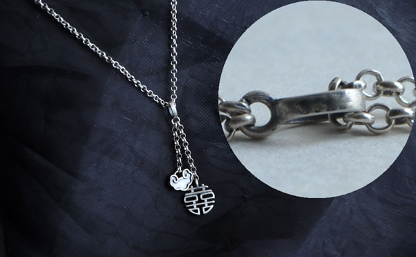 Γυναικείο μοντέρνο κολιέ με μενταγιόν σε ασημί χρώμα