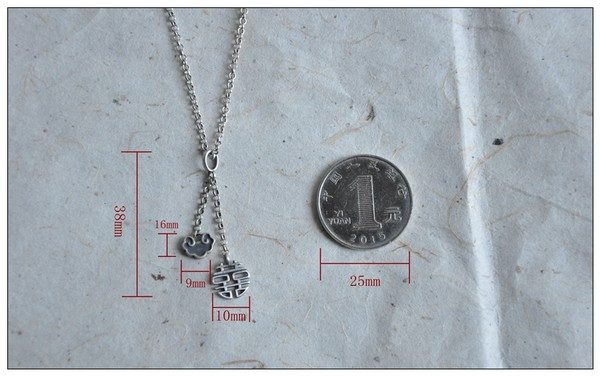 Γυναικείο μοντέρνο κολιέ με μενταγιόν σε ασημί χρώμα