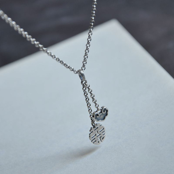 Γυναικείο μοντέρνο κολιέ με μενταγιόν σε ασημί χρώμα