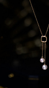 Γυναικείο κολιέ με  μενταγιόν πέρλες