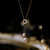 Γυναικείο κολιέ με  μενταγιόν πέρλες