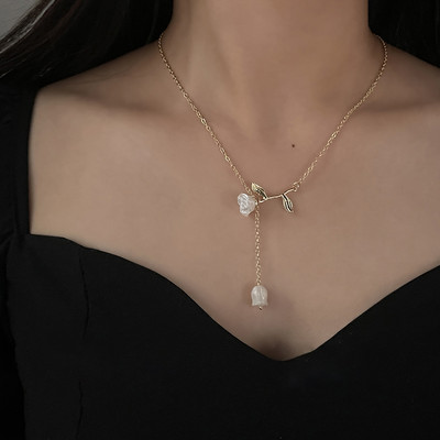 Subtilus moteriškas karoliai su gėlių pakabuku