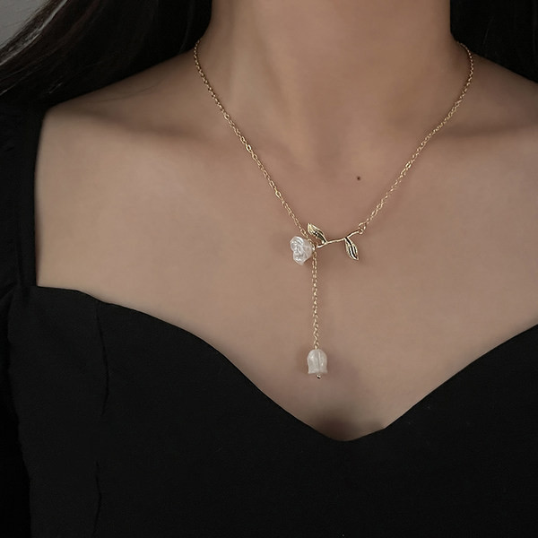 Subtilus moteriškas karoliai su gėlių pakabuku