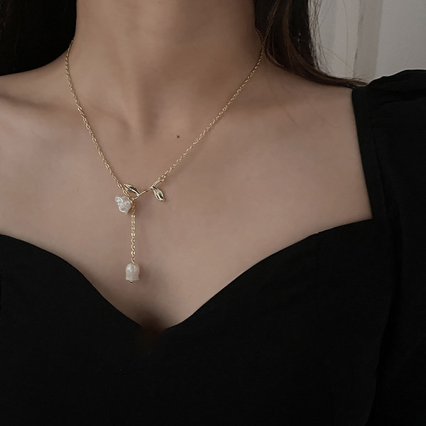 Subtilus moteriškas karoliai su gėlių pakabuku