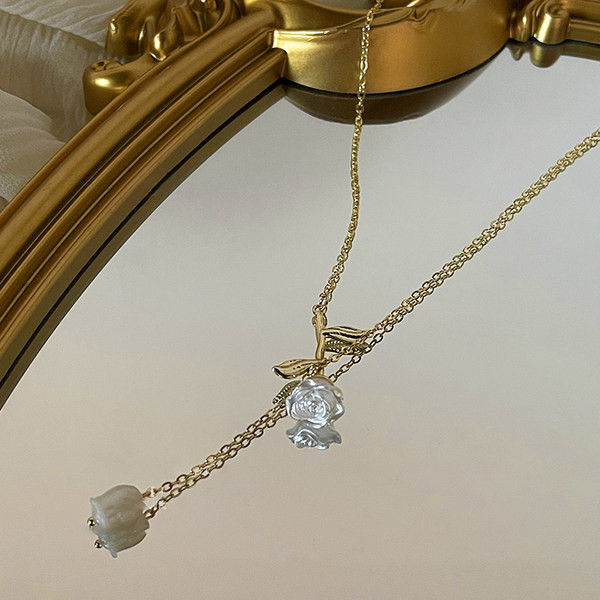 Subtilus moteriškas karoliai su gėlių pakabuku