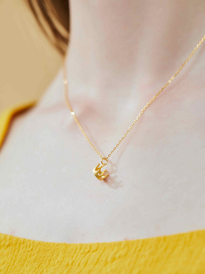 Μοντέρνα λεπτή γυναικεία αλυσίδα με μενταγιόν - χρυσό χρώμα