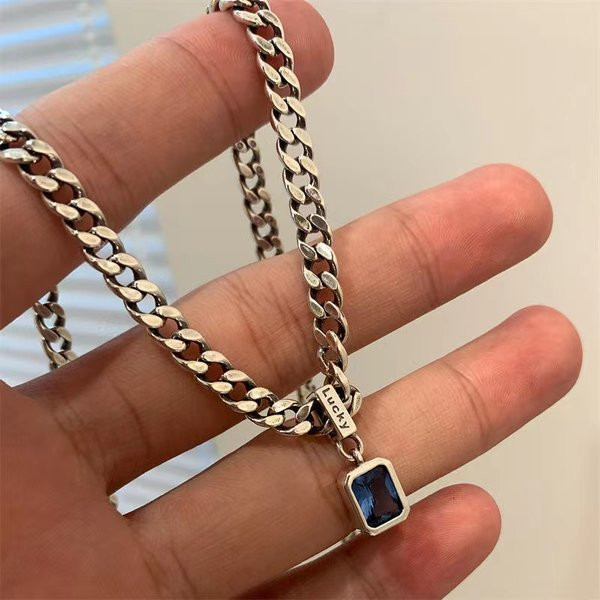 Naiste kaelakee sinise kivi ja kirjaga