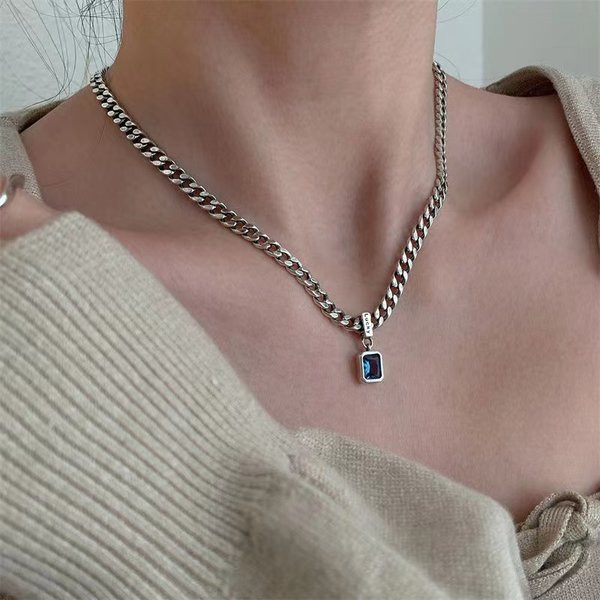 Naiste kaelakee sinise kivi ja kirjaga