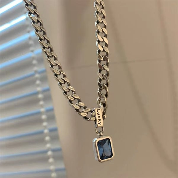 Naiste kaelakee sinise kivi ja kirjaga