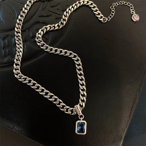 Naiste kaelakee sinise kivi ja kirjaga