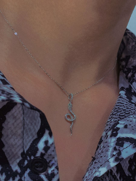 Γυναικείο κολιέ με μενταγιόν φίδι και διακοσμητικές πέτρες