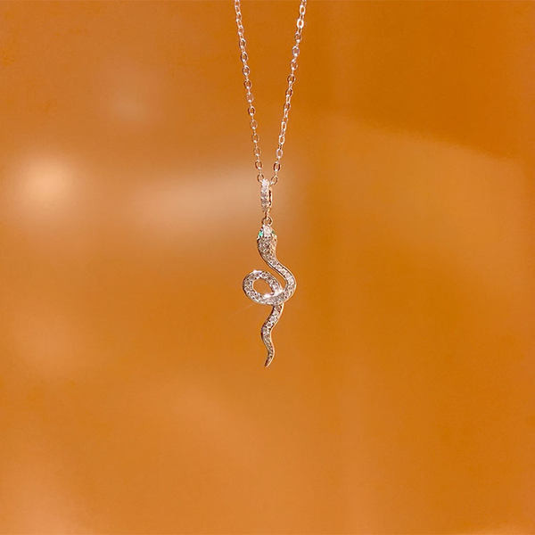 Γυναικείο κολιέ με μενταγιόν φίδι και διακοσμητικές πέτρες