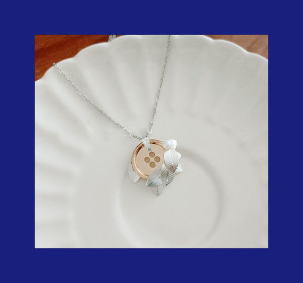 Γυναικείο κολιέ με μενταγιόν κουμπί