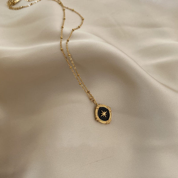 Χρυσό κολιέ με στρογγυλό μενταγιόν