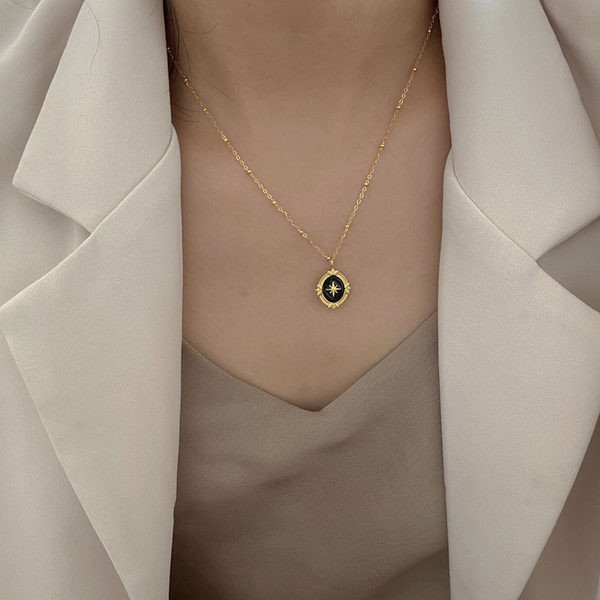 Χρυσό κολιέ με στρογγυλό μενταγιόν