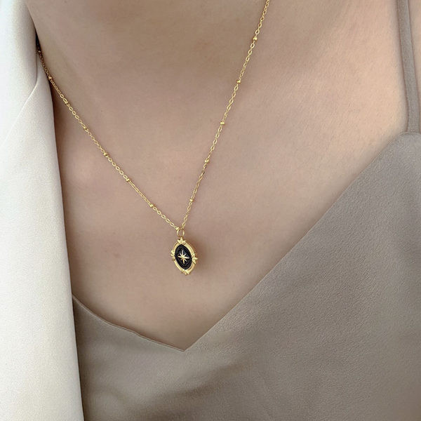 Χρυσό κολιέ με στρογγυλό μενταγιόν