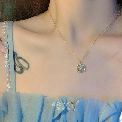 Μοντέρνα λεπτή γυναικεία αλυσίδα με μενταγιόν με πέτρες