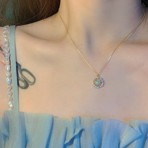 Μοντέρνα λεπτή γυναικεία αλυσίδα με μενταγιόν με πέτρες