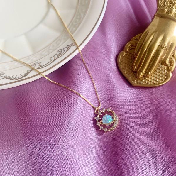 Μοντέρνα λεπτή γυναικεία αλυσίδα με μενταγιόν με πέτρες