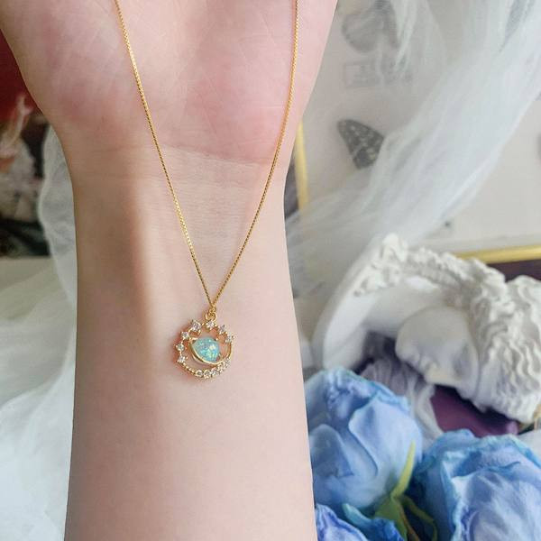 Μοντέρνα λεπτή γυναικεία αλυσίδα με μενταγιόν με πέτρες