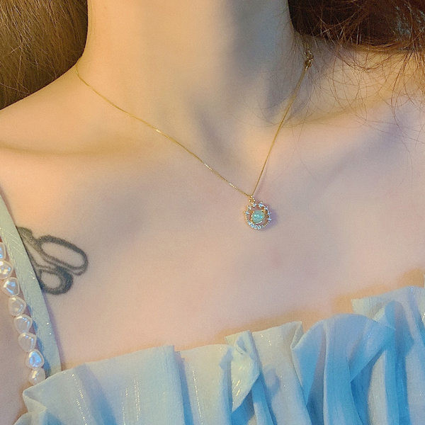 Μοντέρνα λεπτή γυναικεία αλυσίδα με μενταγιόν με πέτρες