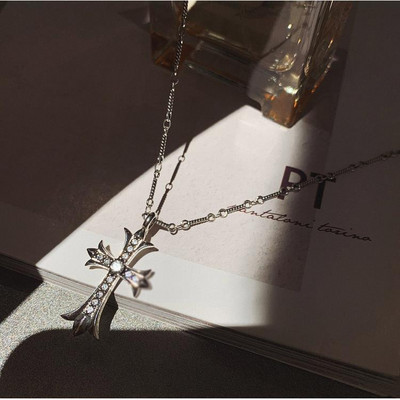 Naiste kividega kaelakee