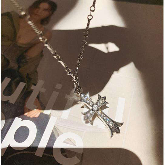 Naiste kividega kaelakee