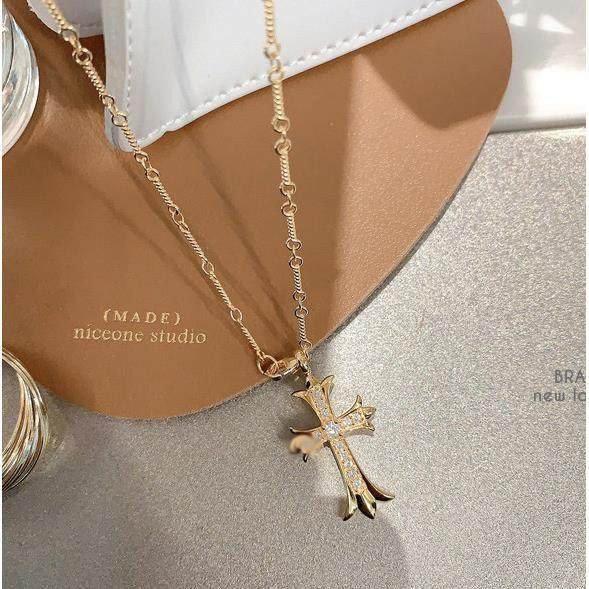 Naiste kividega kaelakee