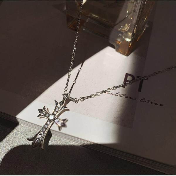 Naiste kividega kaelakee