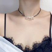 Γυναικείο κολιέ με μενταγιόν στο λαιμό