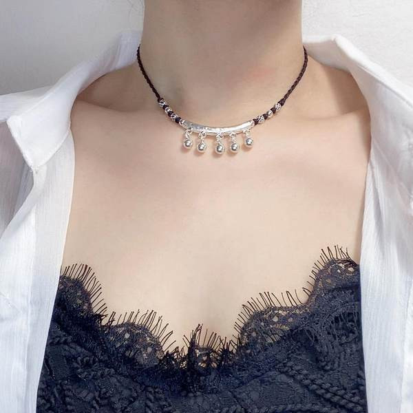 Γυναικείο κολιέ με μενταγιόν στο λαιμό