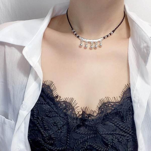 Γυναικείο κολιέ με μενταγιόν στο λαιμό