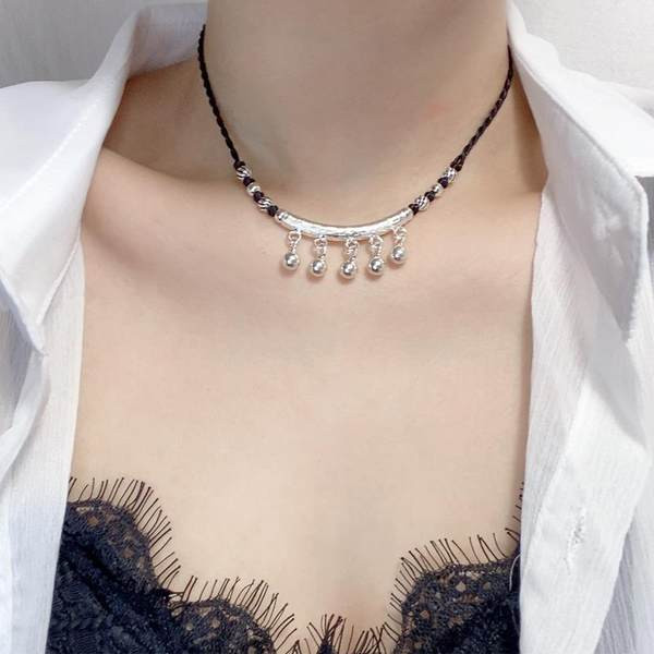 Γυναικείο κολιέ με μενταγιόν στο λαιμό